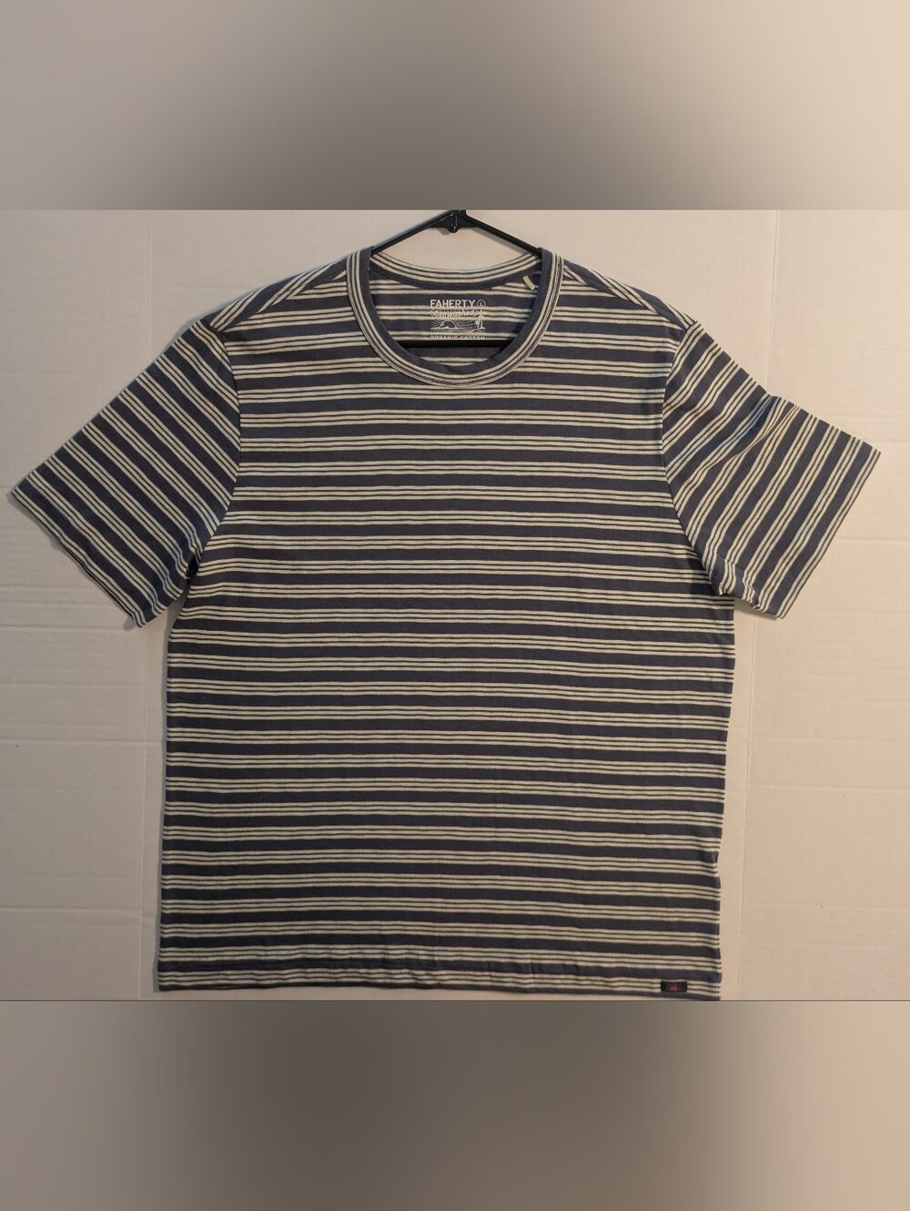 Faherty Men's Navy and Cream Horizontal Stripe Crew T-Shirt- L (NWOT)